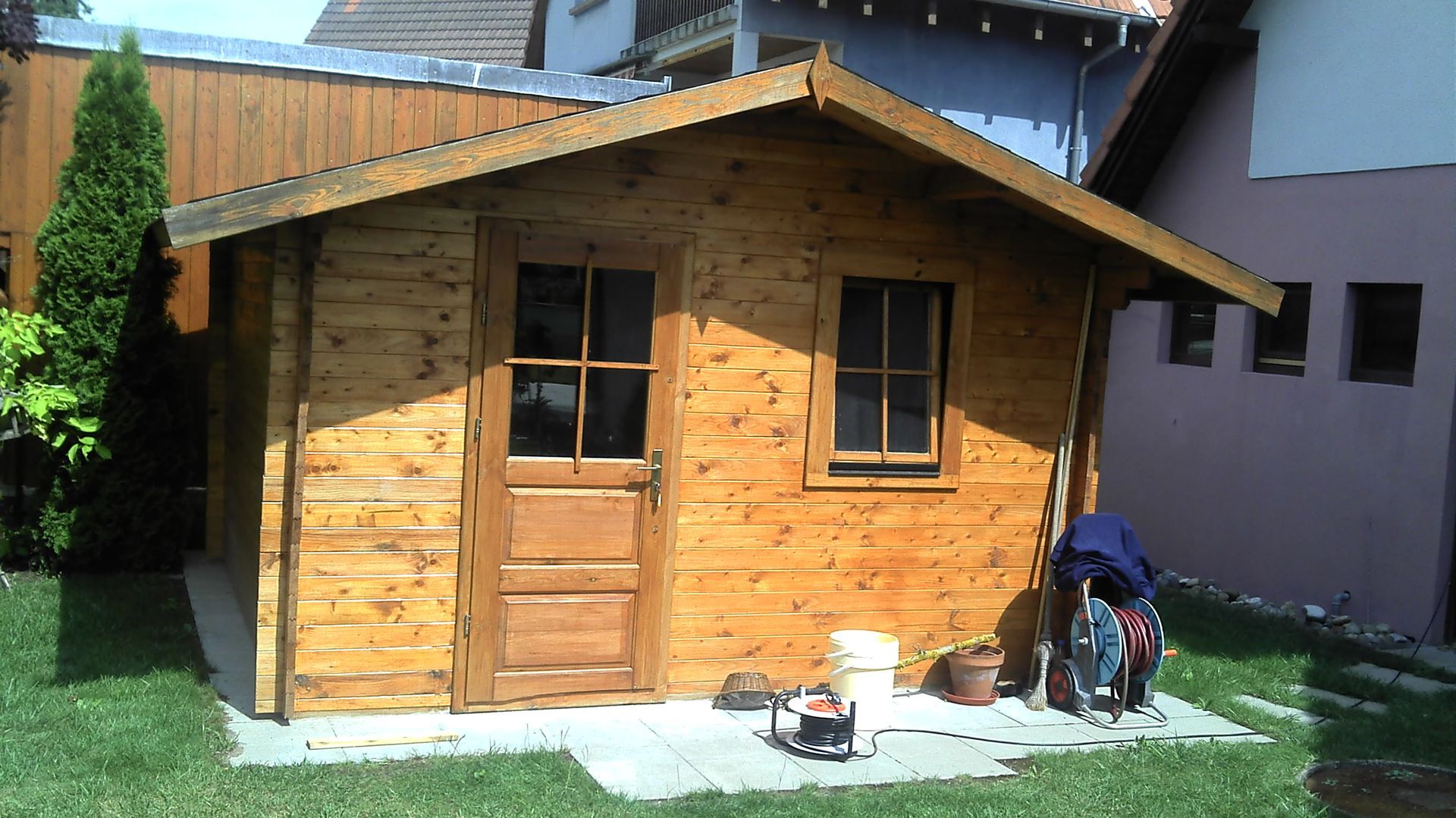 Chalet en bois avec une porte et une fenêtre