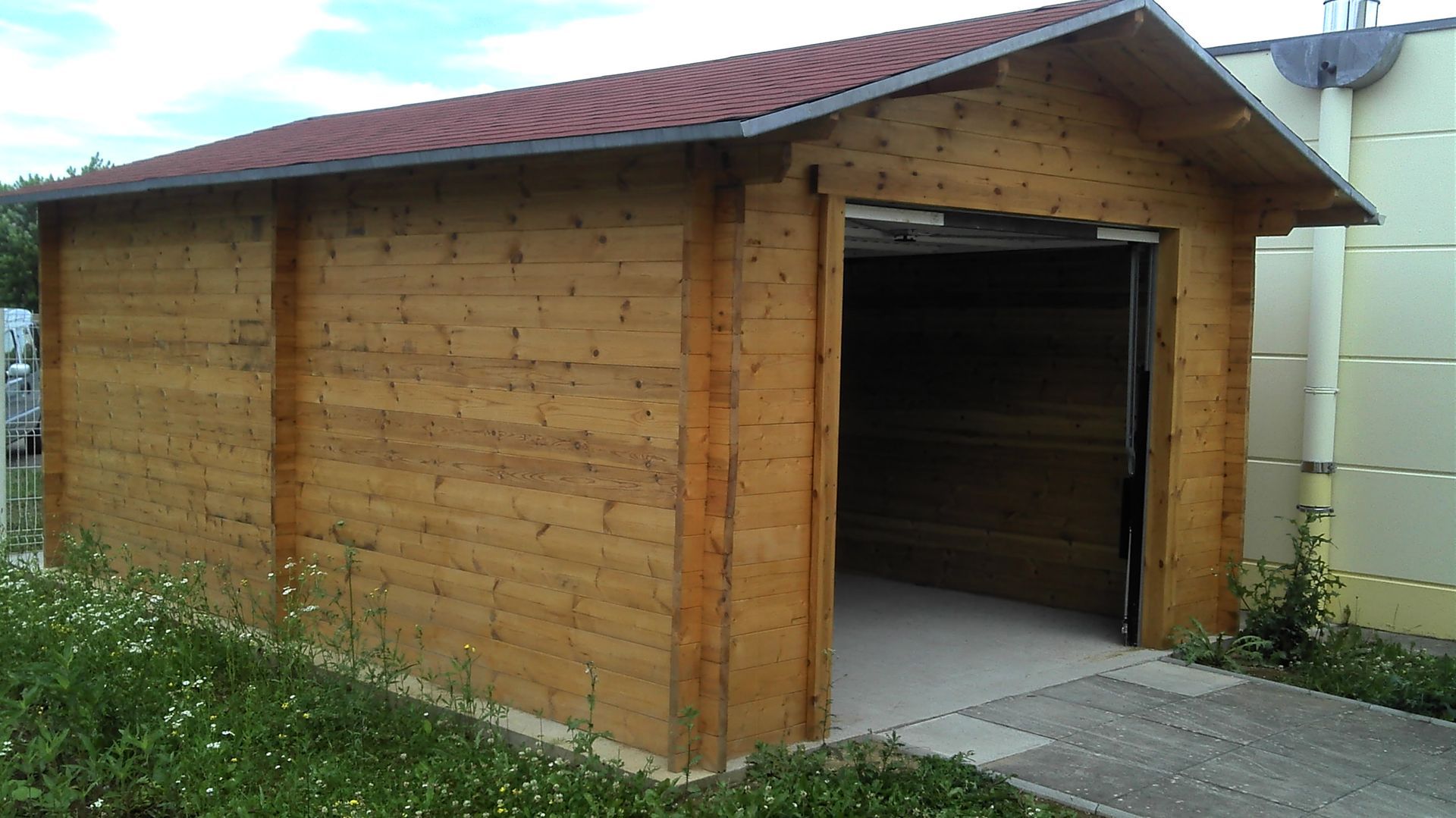 Garage en bois ouvert
