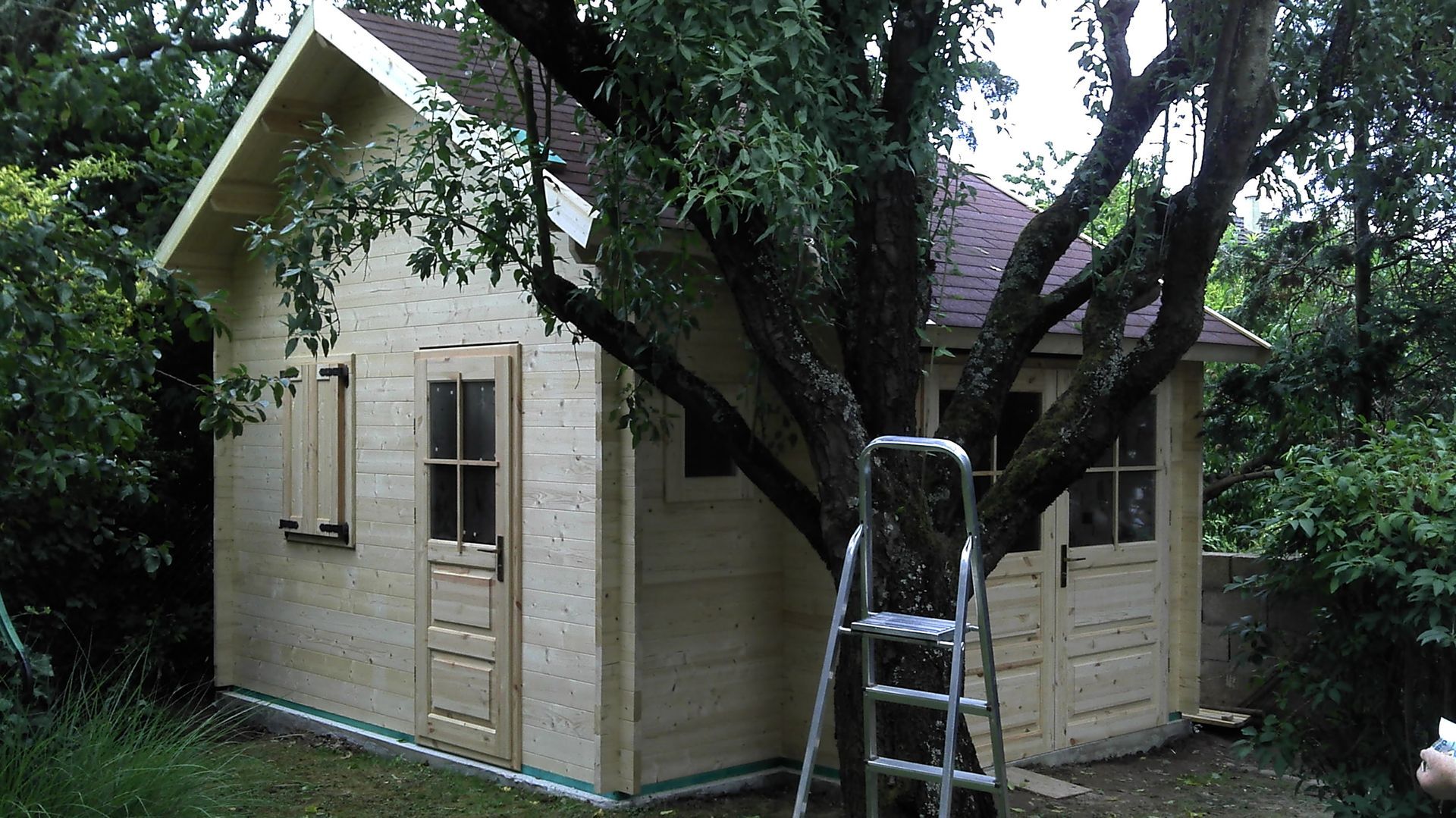 Chalet en bois avec toiture rouge vue de côté