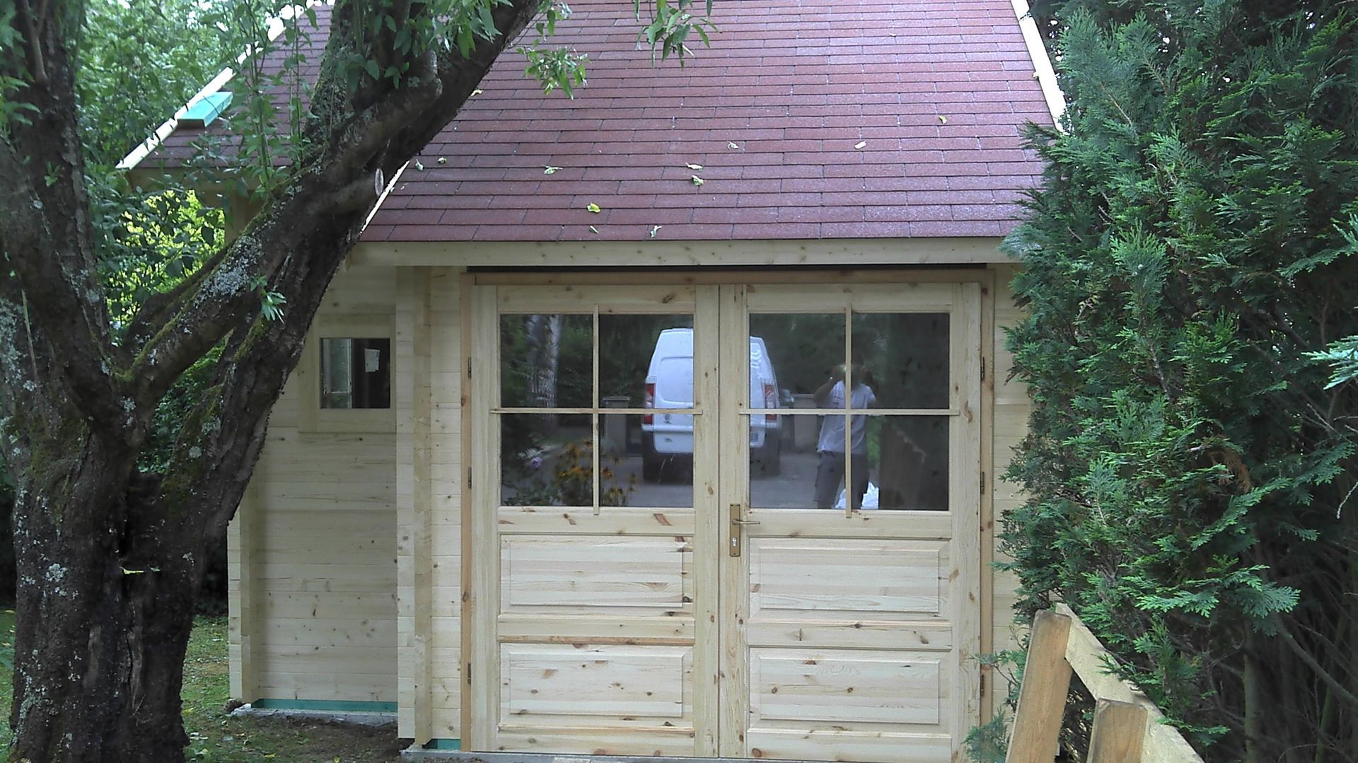 Chalet en bois avec toiture rouge