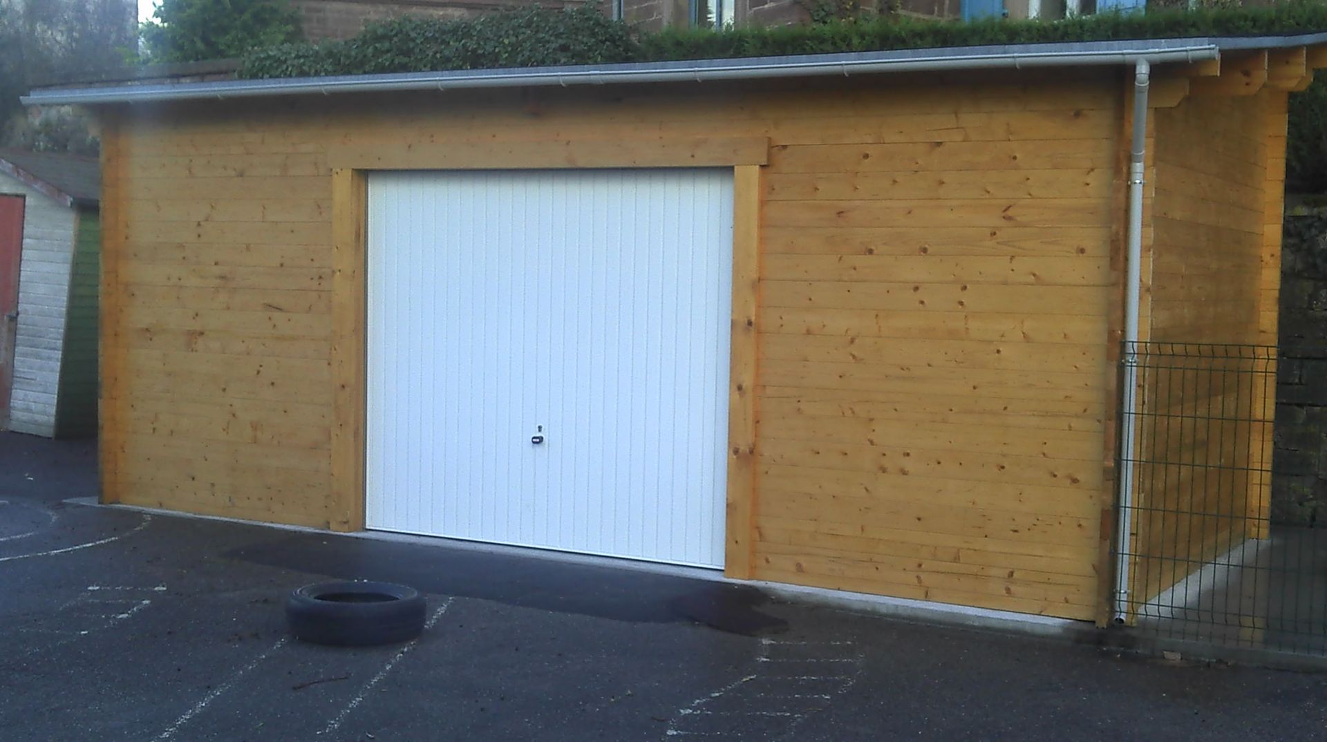 Grande cabane de jardin avec porte de garage