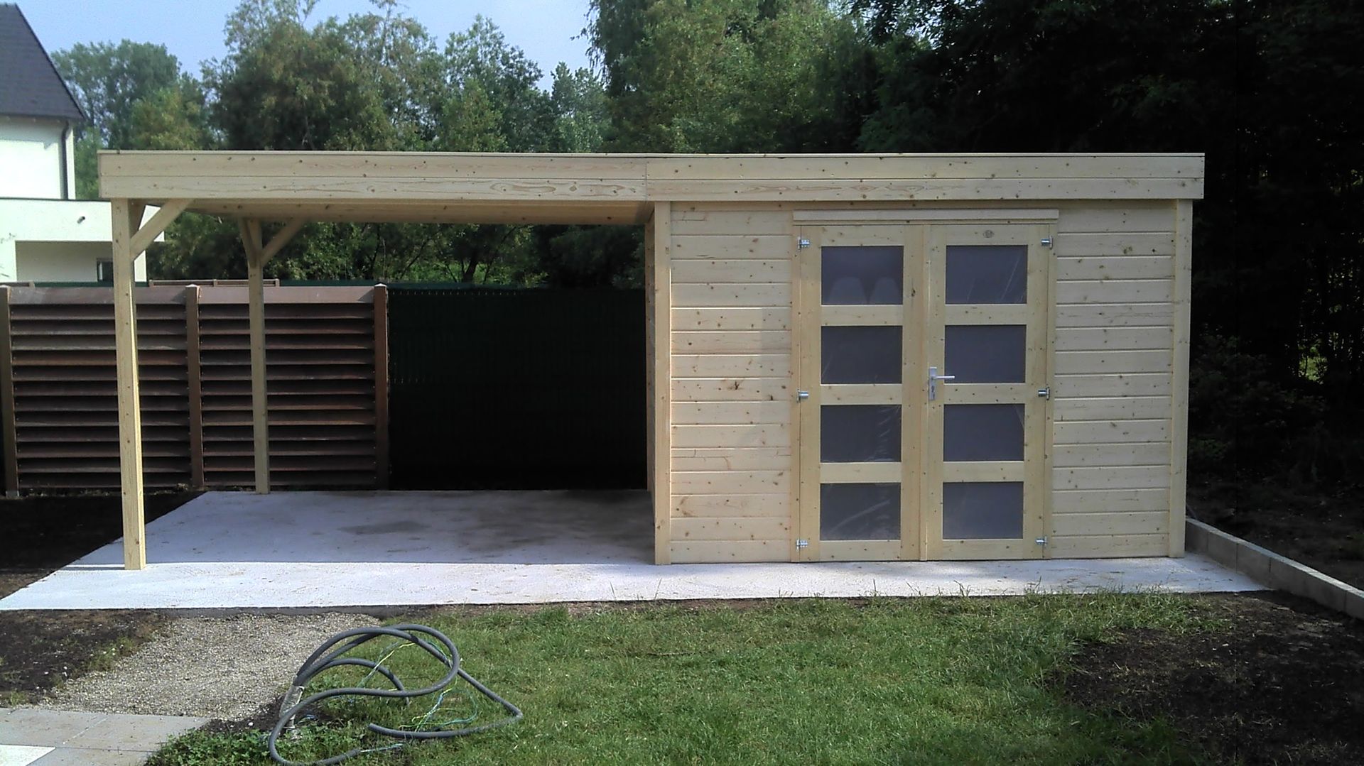Abri de jardin avec préau