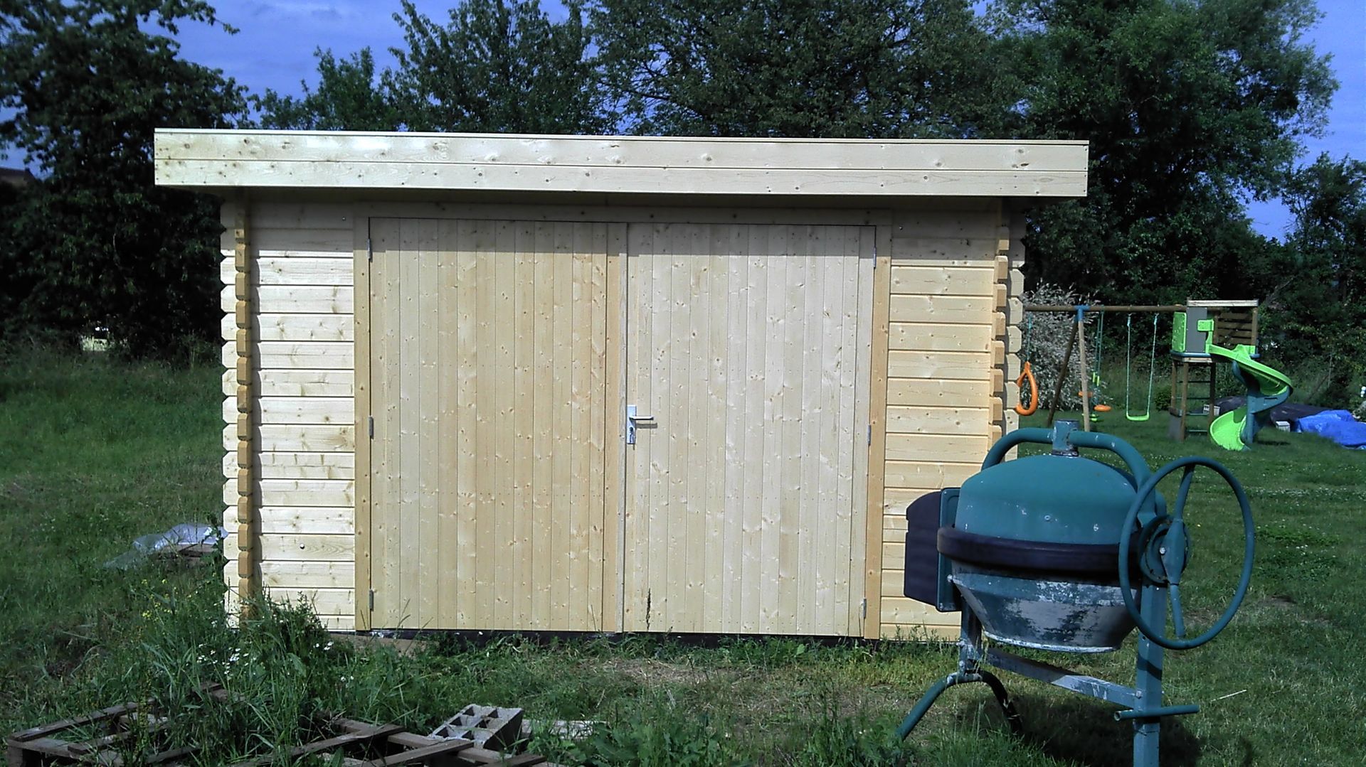 Cabane de jardin avec bétonnière à côté