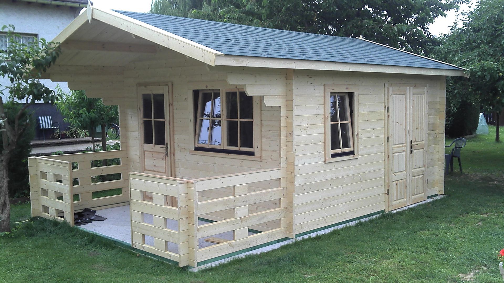 Chalet de jardin avec terrasse vue de coté
