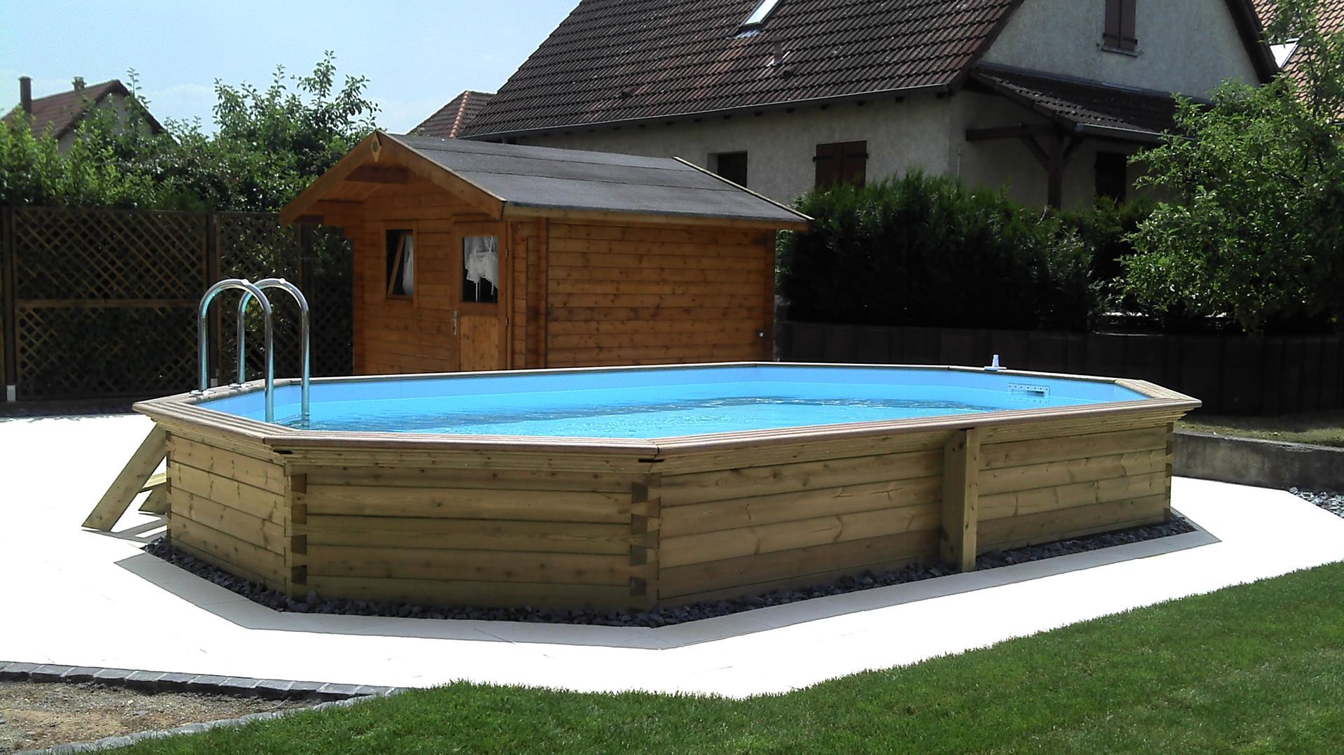 pisicne semi enterrée avec chalet