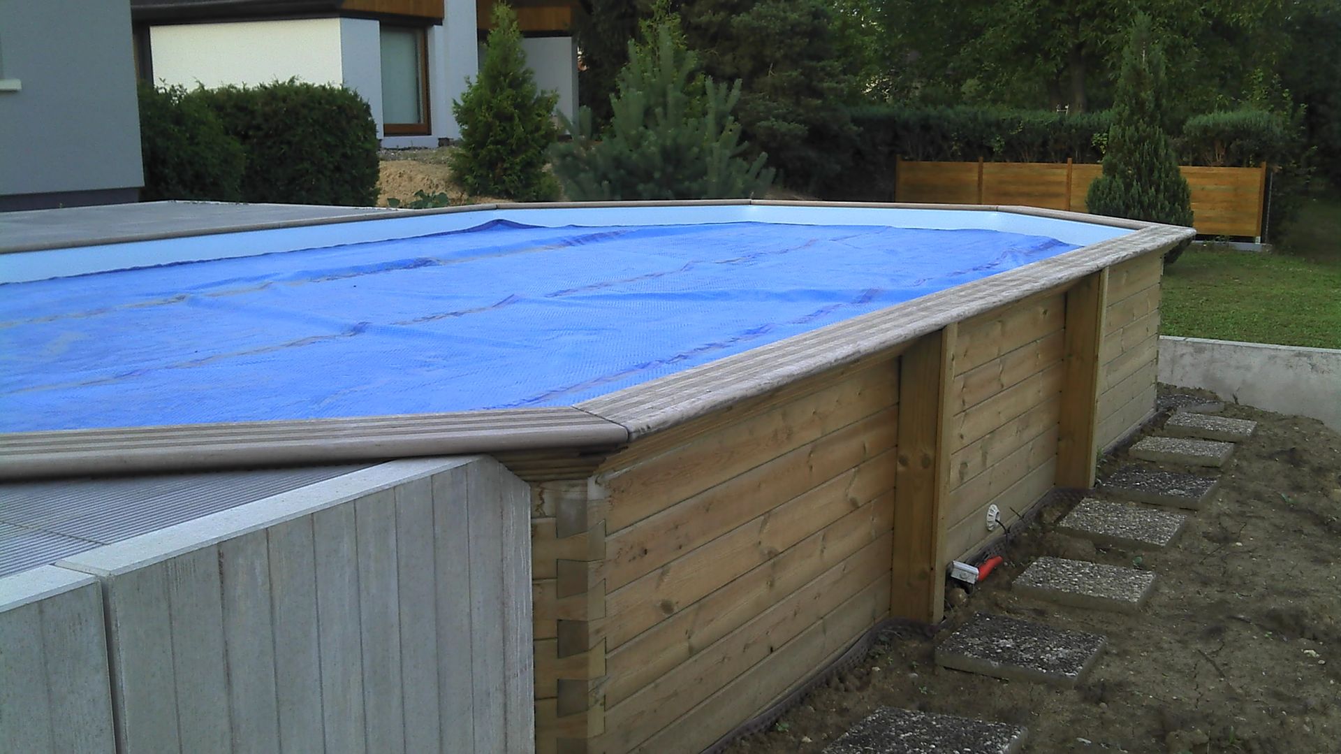 pisicne hors sol avec bâche bleue