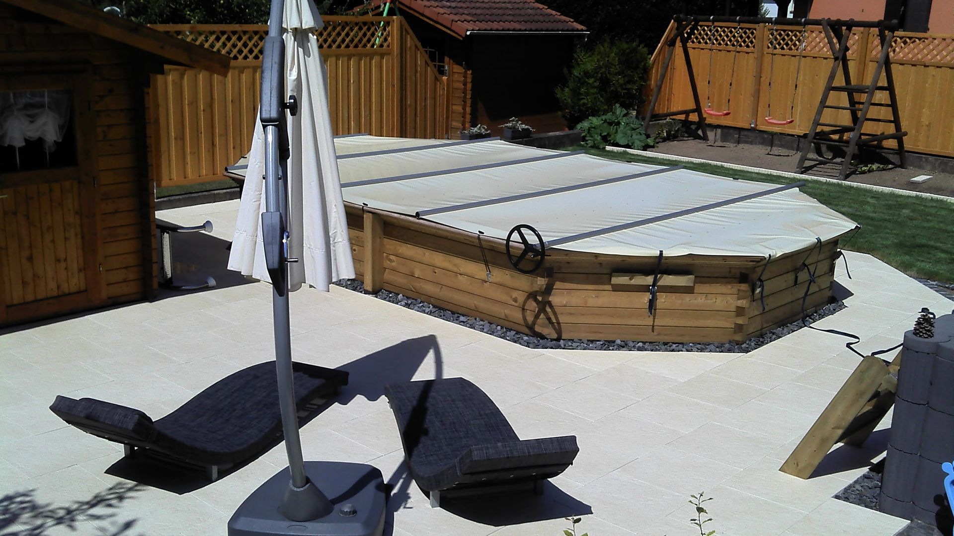 pisicne semi enterrée bâchée avec parasol