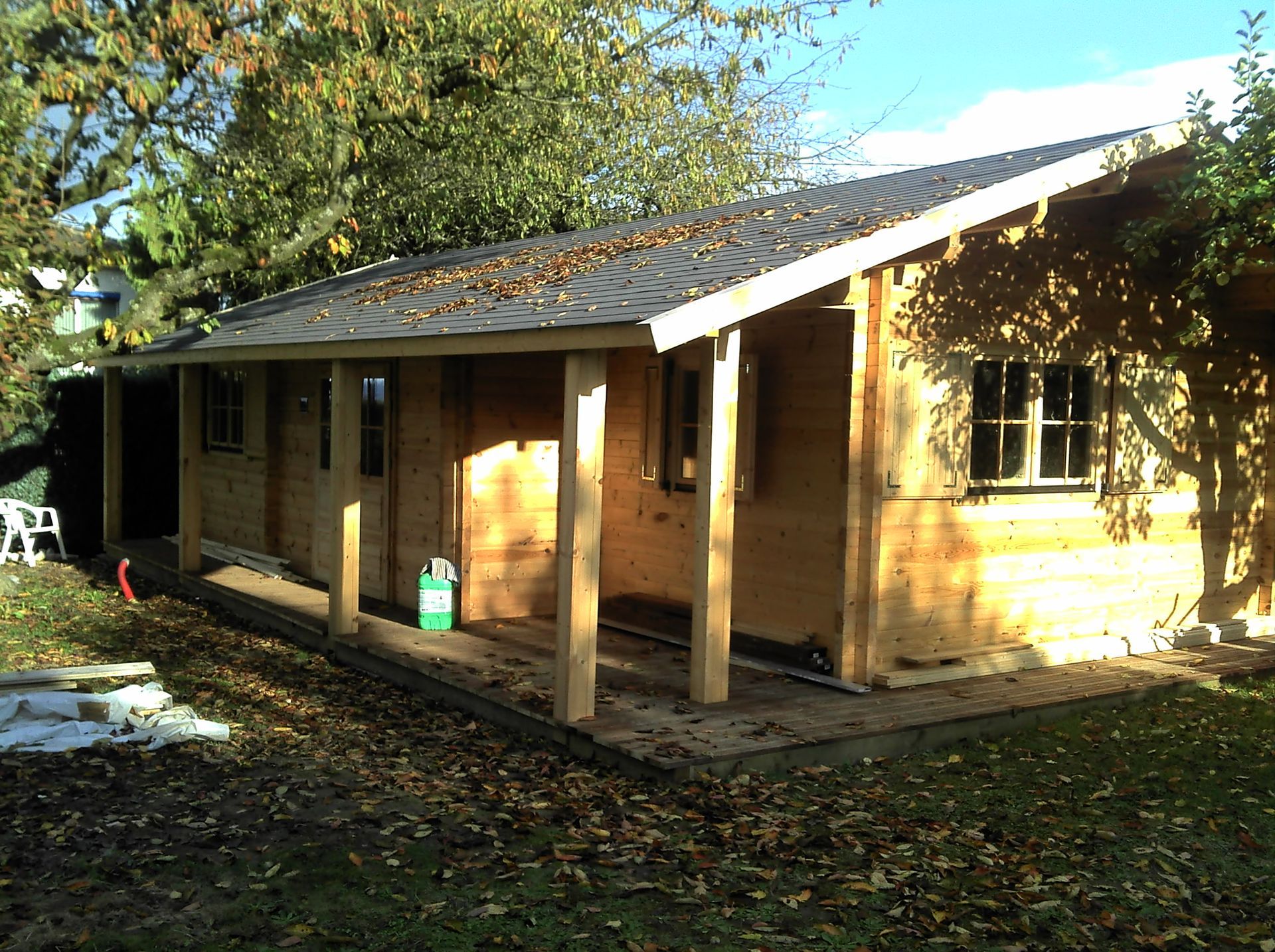 Abri de jardin avec préau vue de côté