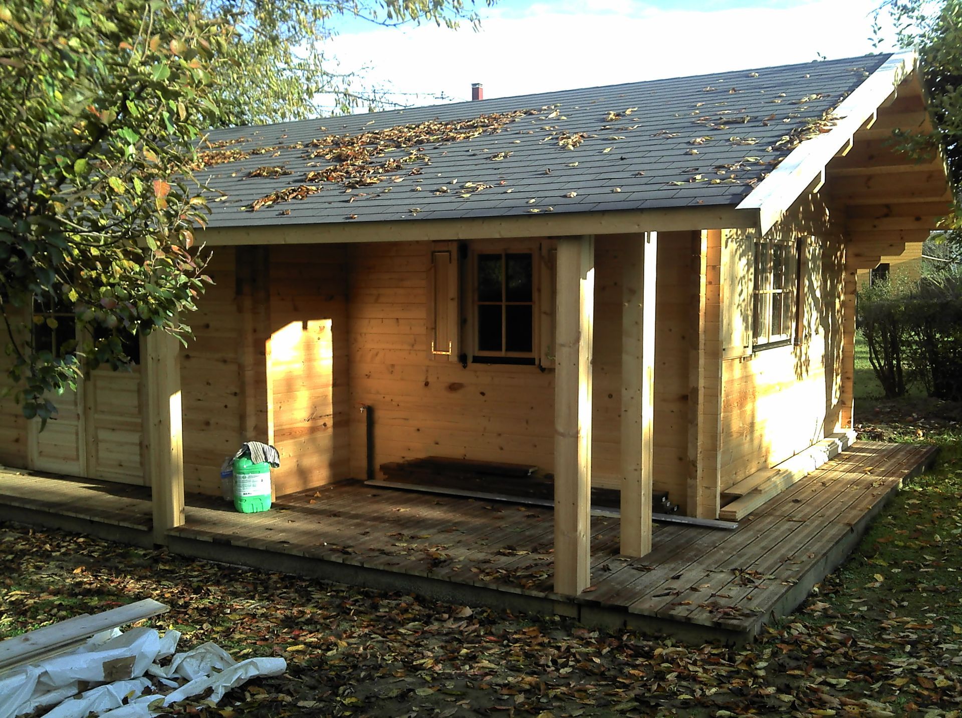 Abri de jardin avec préau