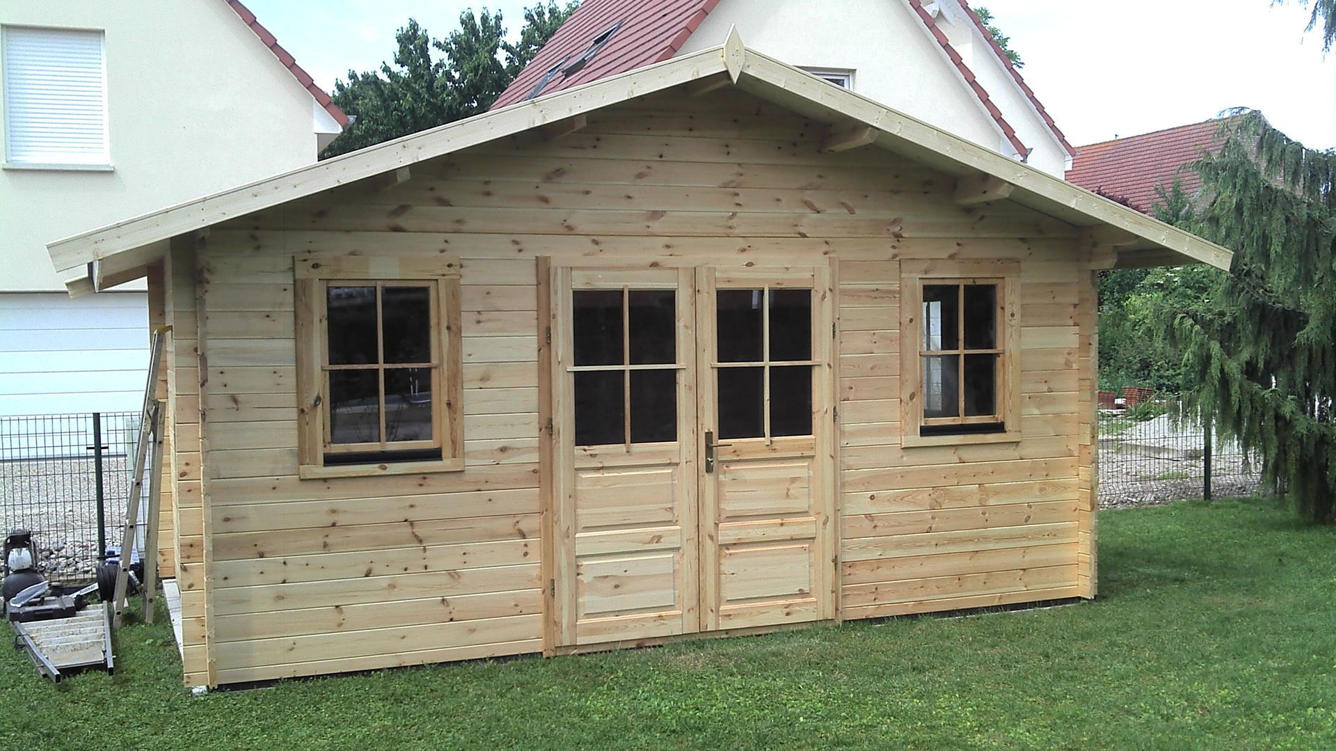Chalet en bois avec double porte entrée et deux fenêtres
