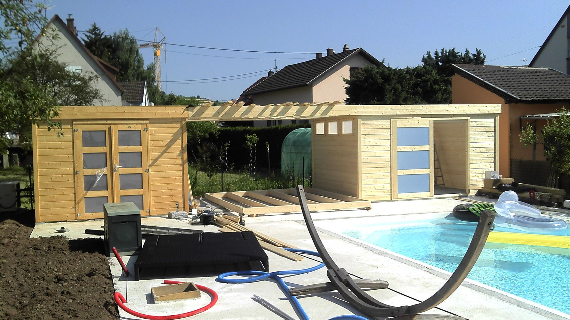 Abri de jardin dans une terrasse avec picine et accessoires