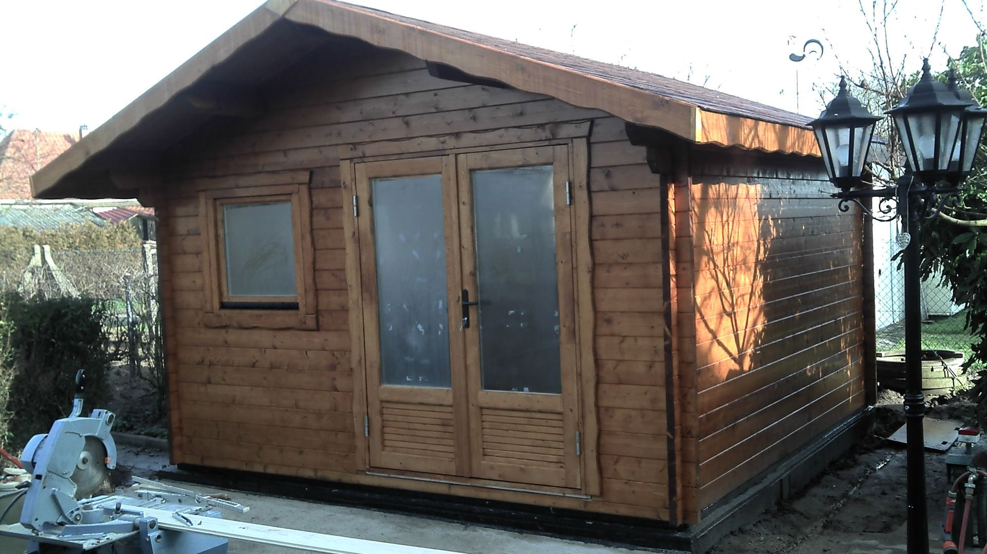 Abri de jardin avec buisson 2