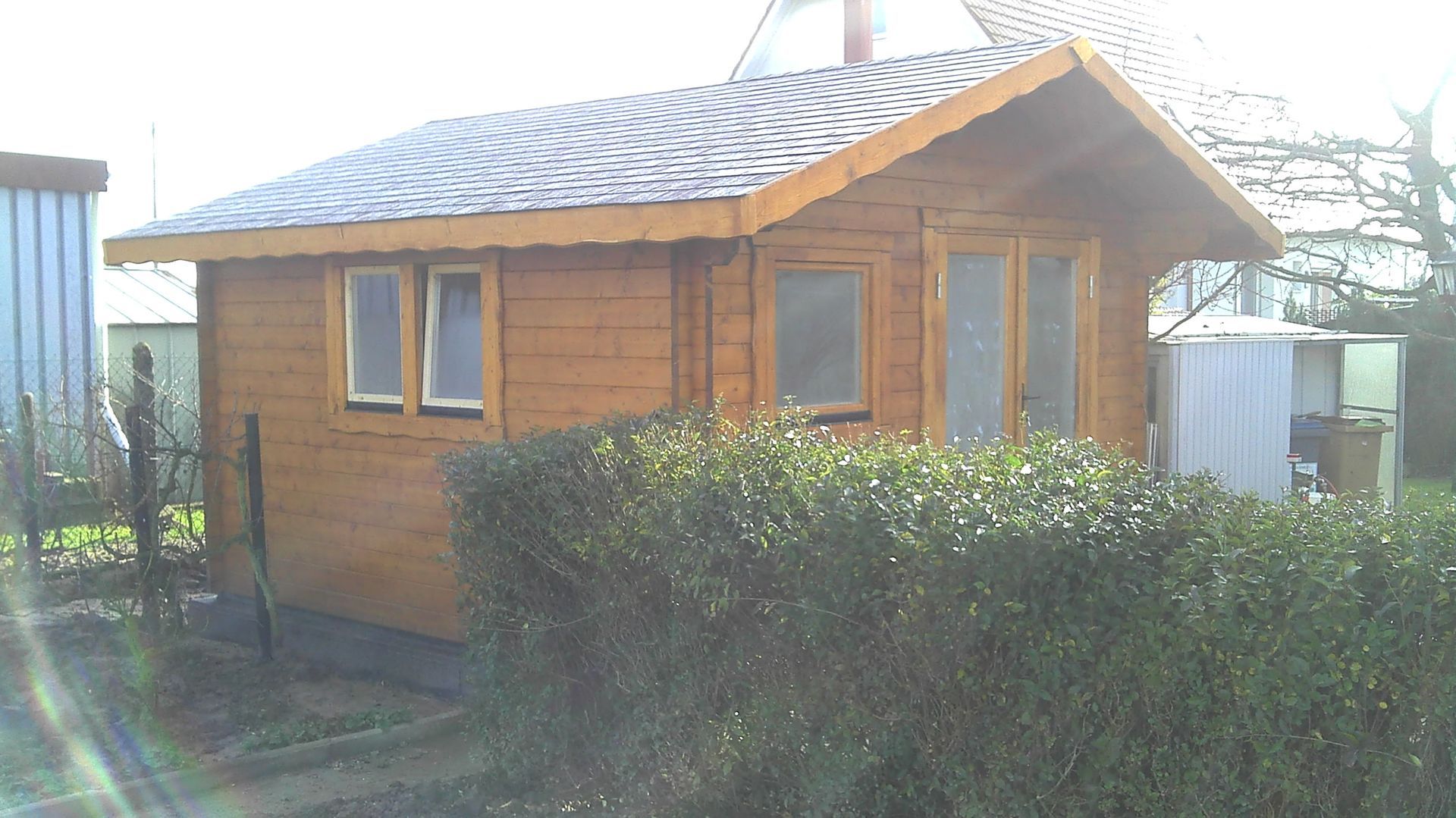 Abri de jardin avec buisson