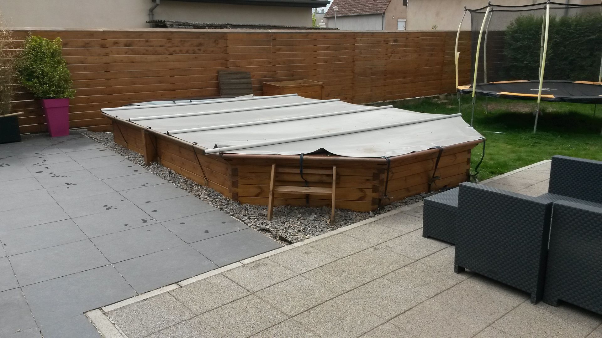 pisicne semi enterrée bâchée