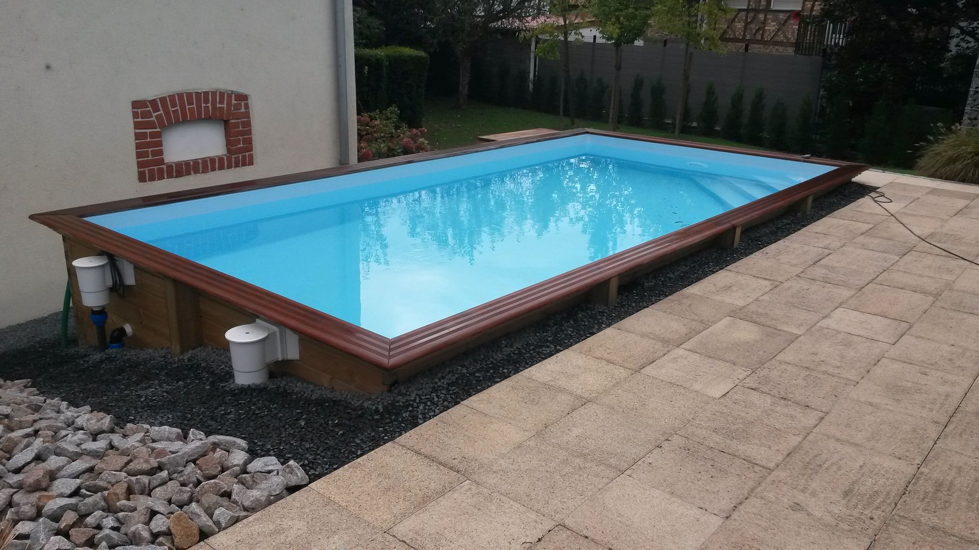 pisicne semi enterrée en pente