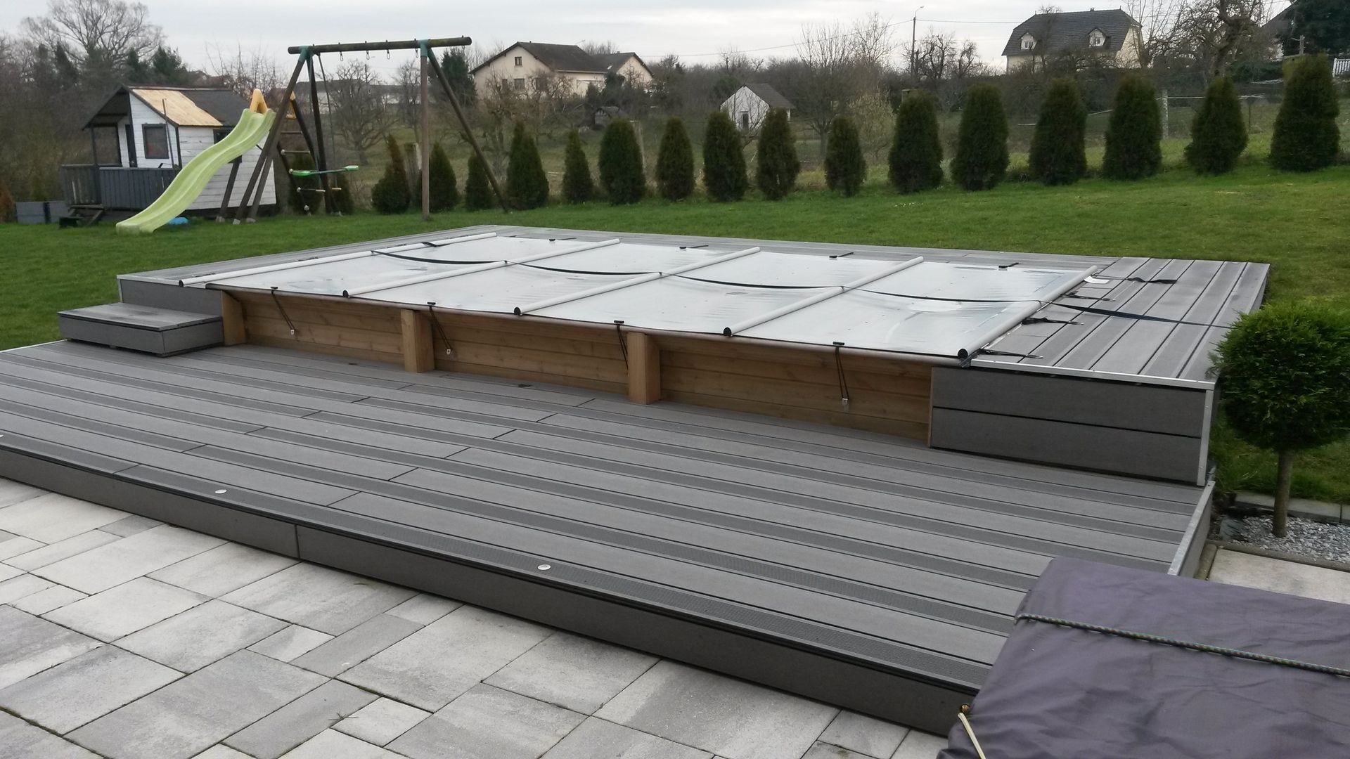 pisicne semi enterrée avec bâche