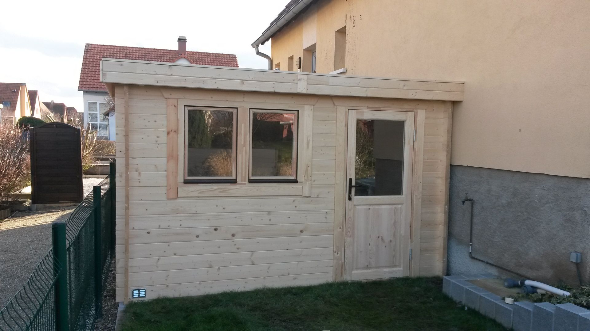 Chalet de jardin blanc