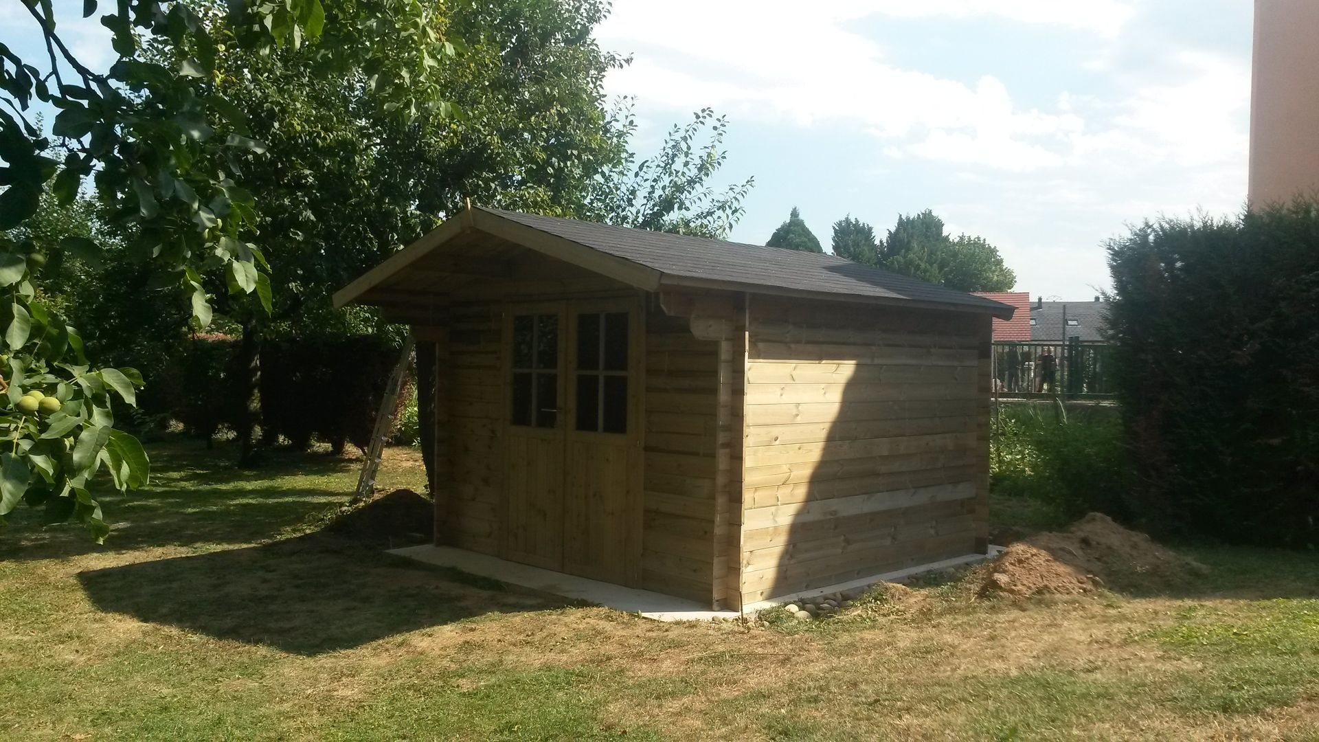 Cabanon en bois avec bordure de toit
