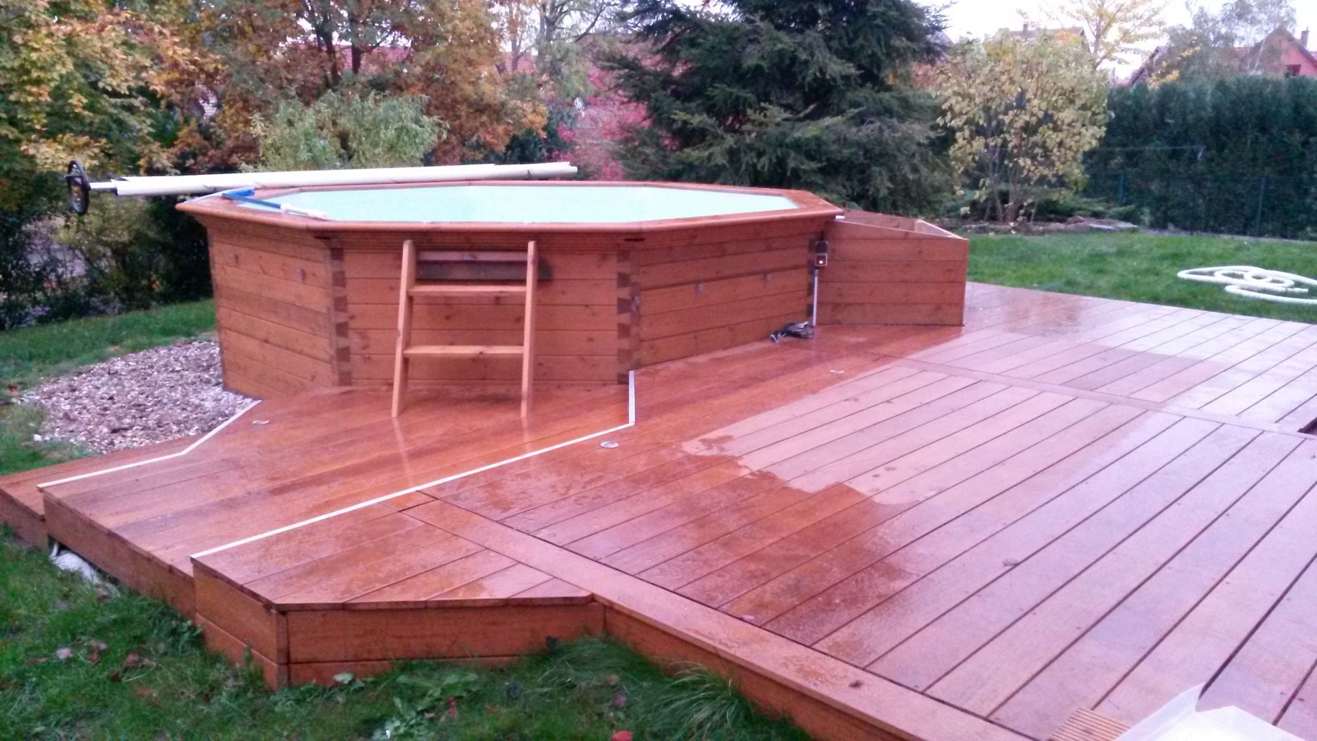 pisicne avec terrasse bois rouge