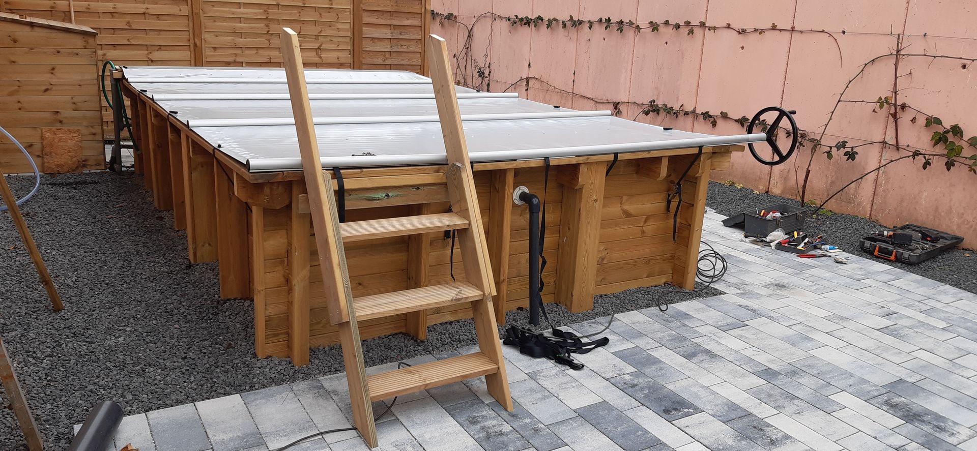 pisicne en bois avec escalier