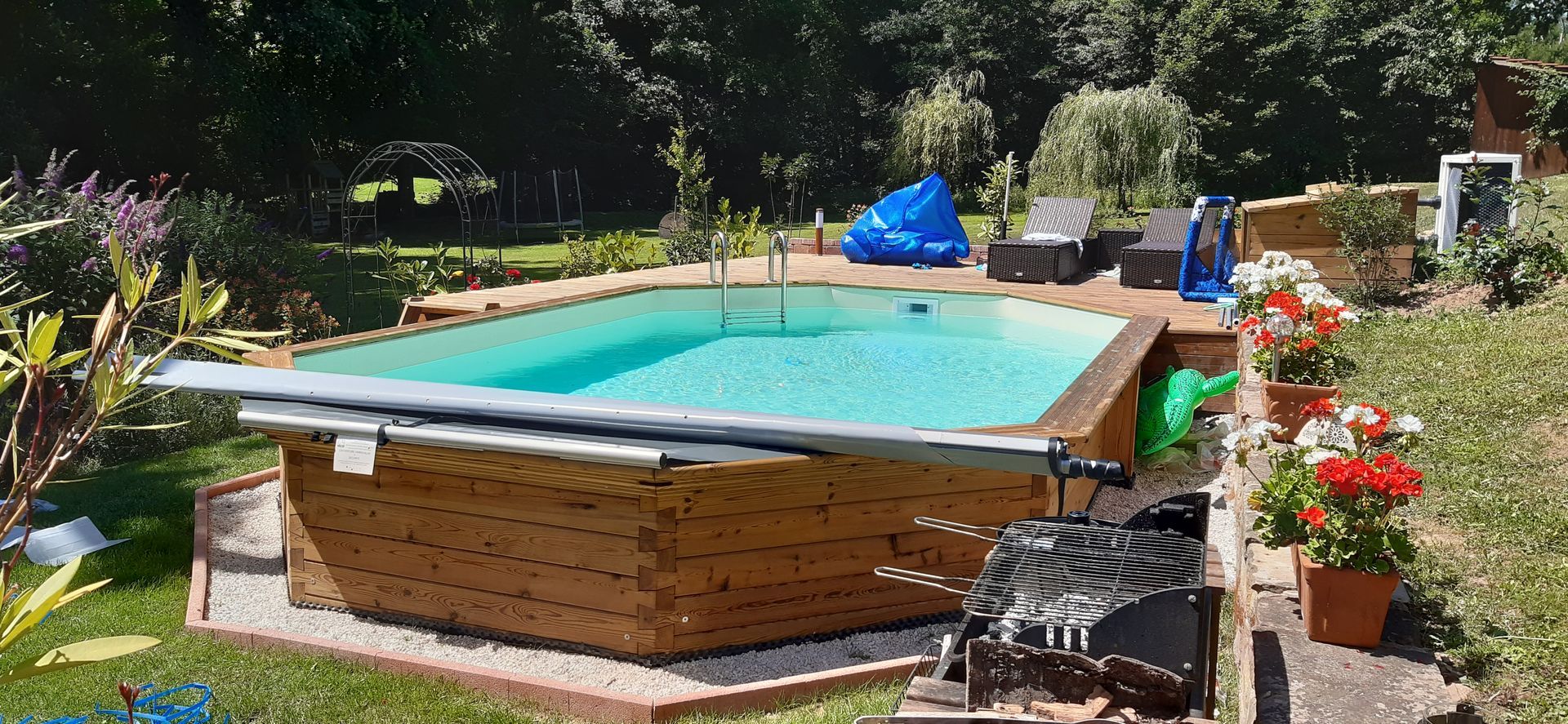 Grande piscine hors sol en bois