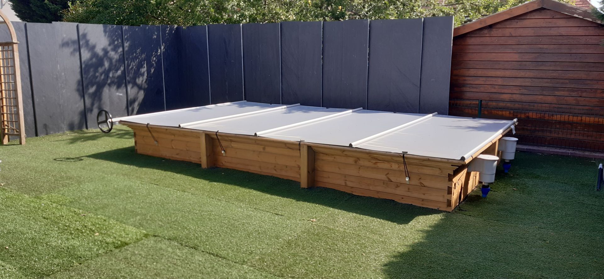 piscine semi enterrée faux gazon