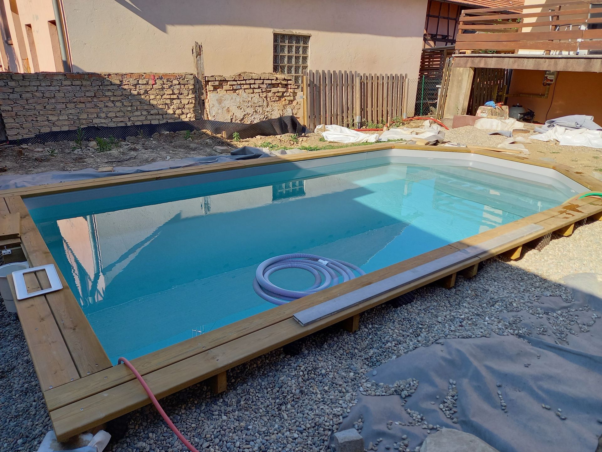 Installation piscine enterrée gravier