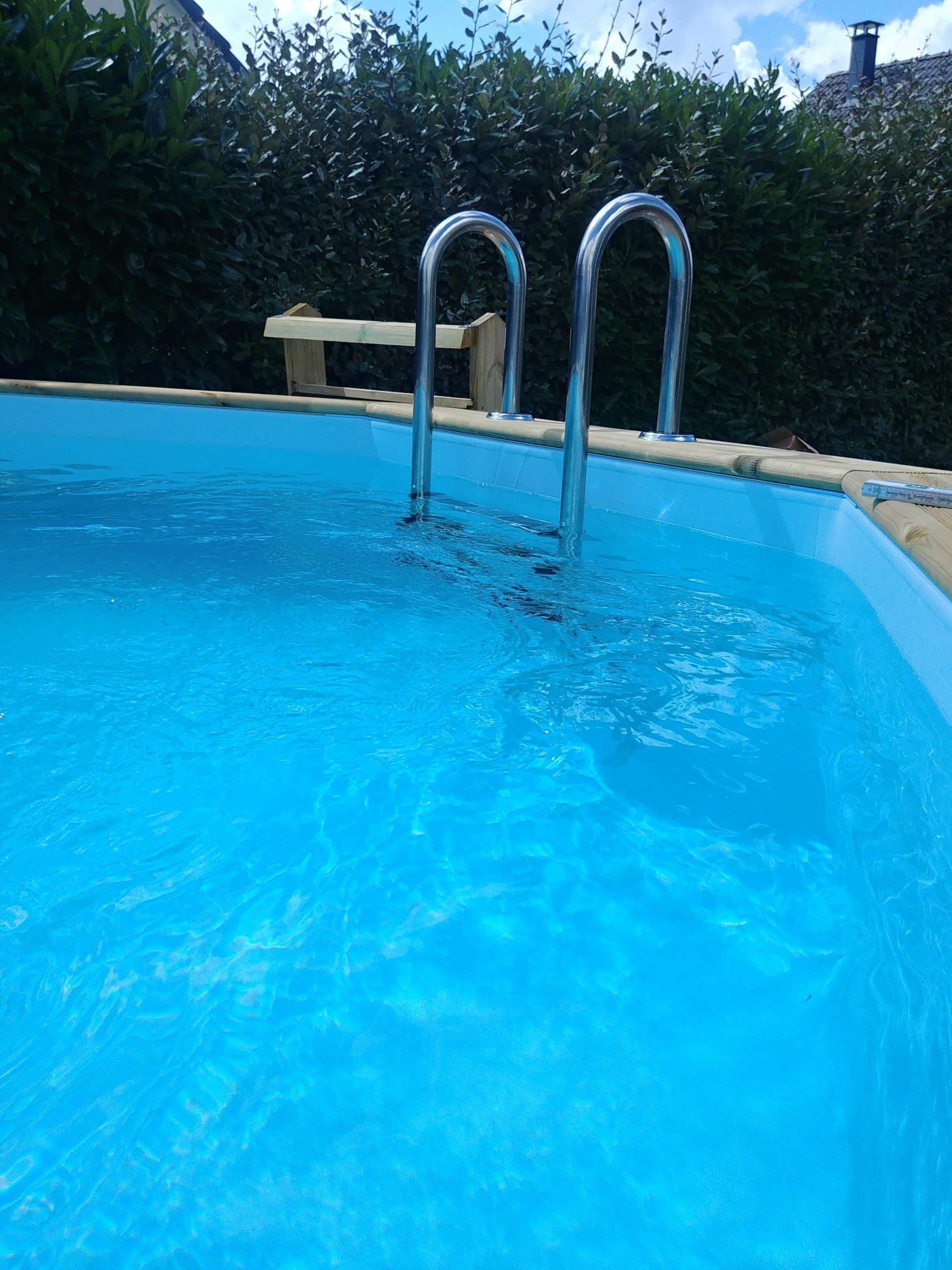 intérieur piscine avec escalier aluminium