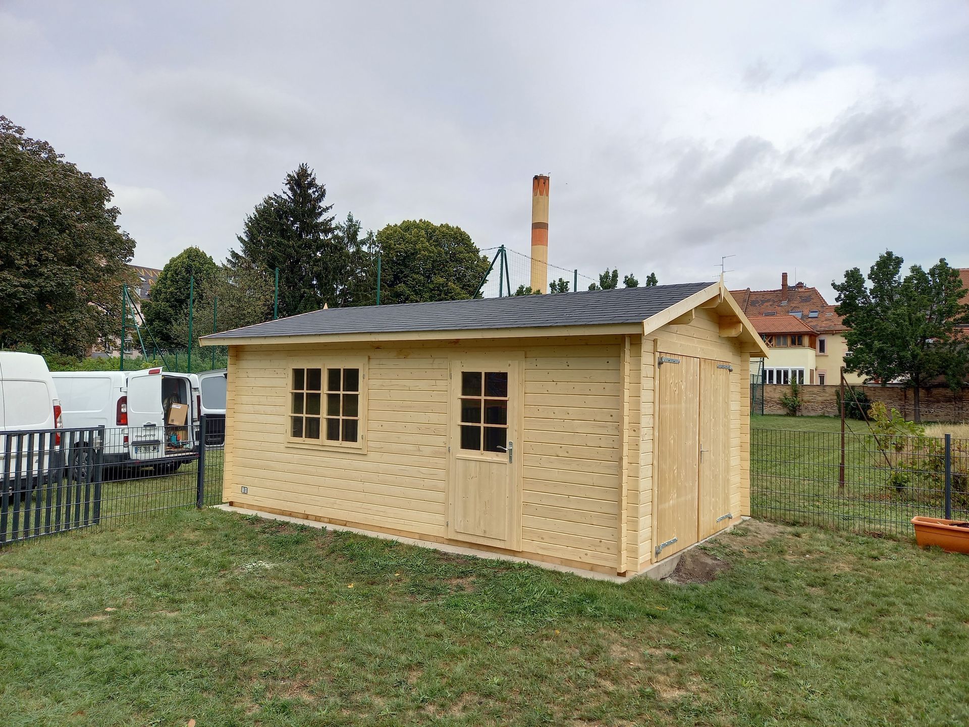 Chalet en bois faisant office de garage