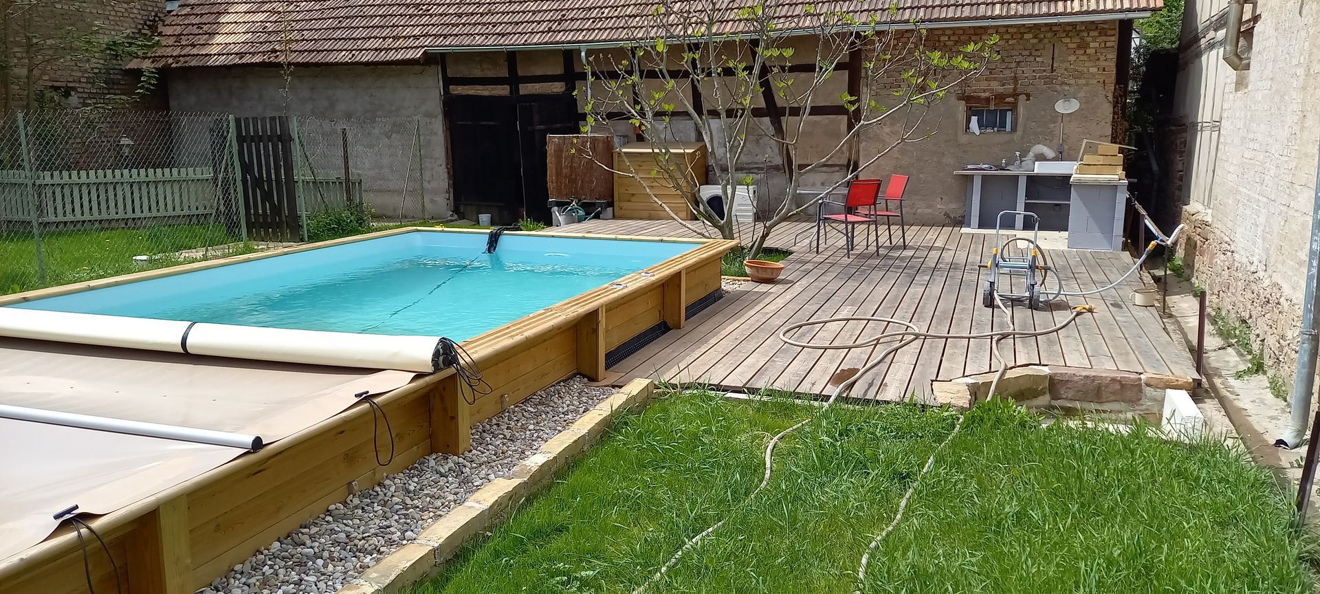 piscine semi enterrée jardin