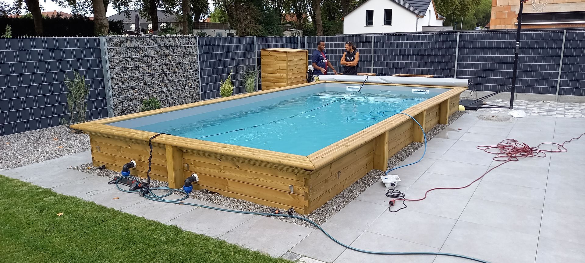 Grande piscine semi enterrée