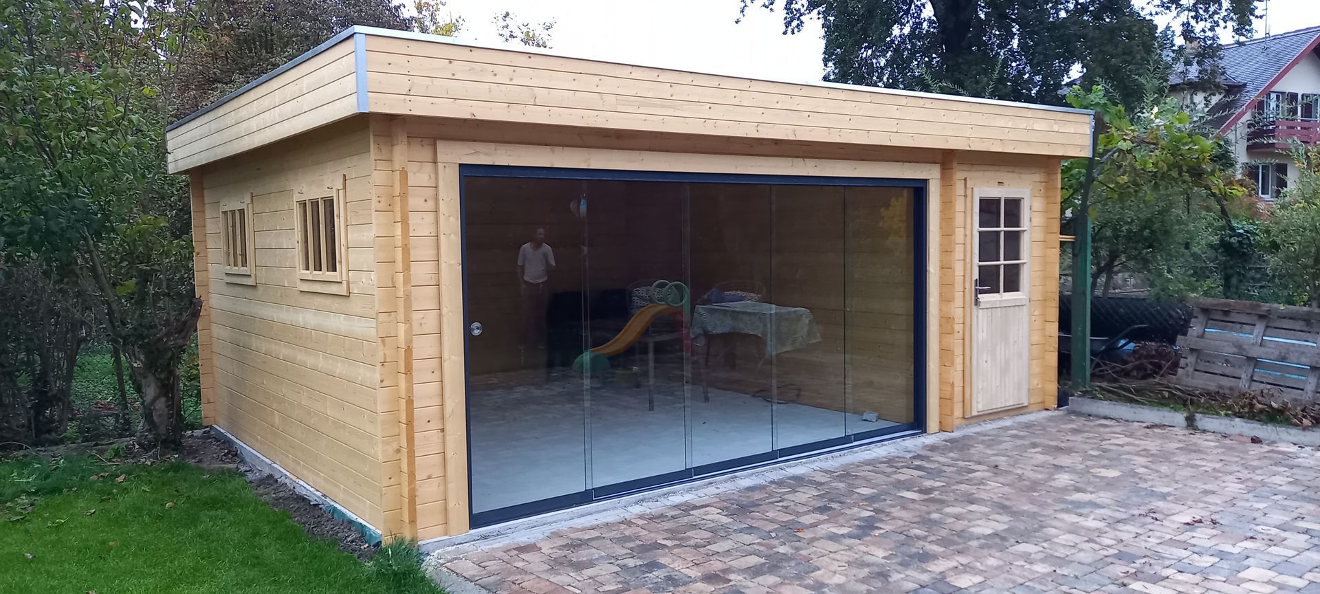 Garage en bois blanc