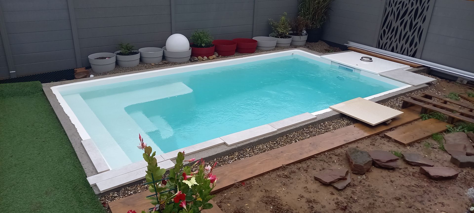 piscine enterrée blanche