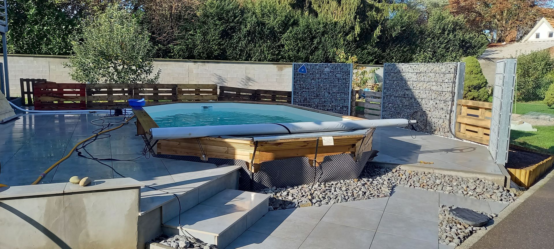 Petite piscine semi enterrée angle