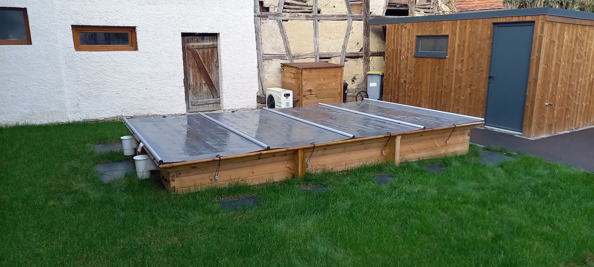 Petite piscine semi enterrée