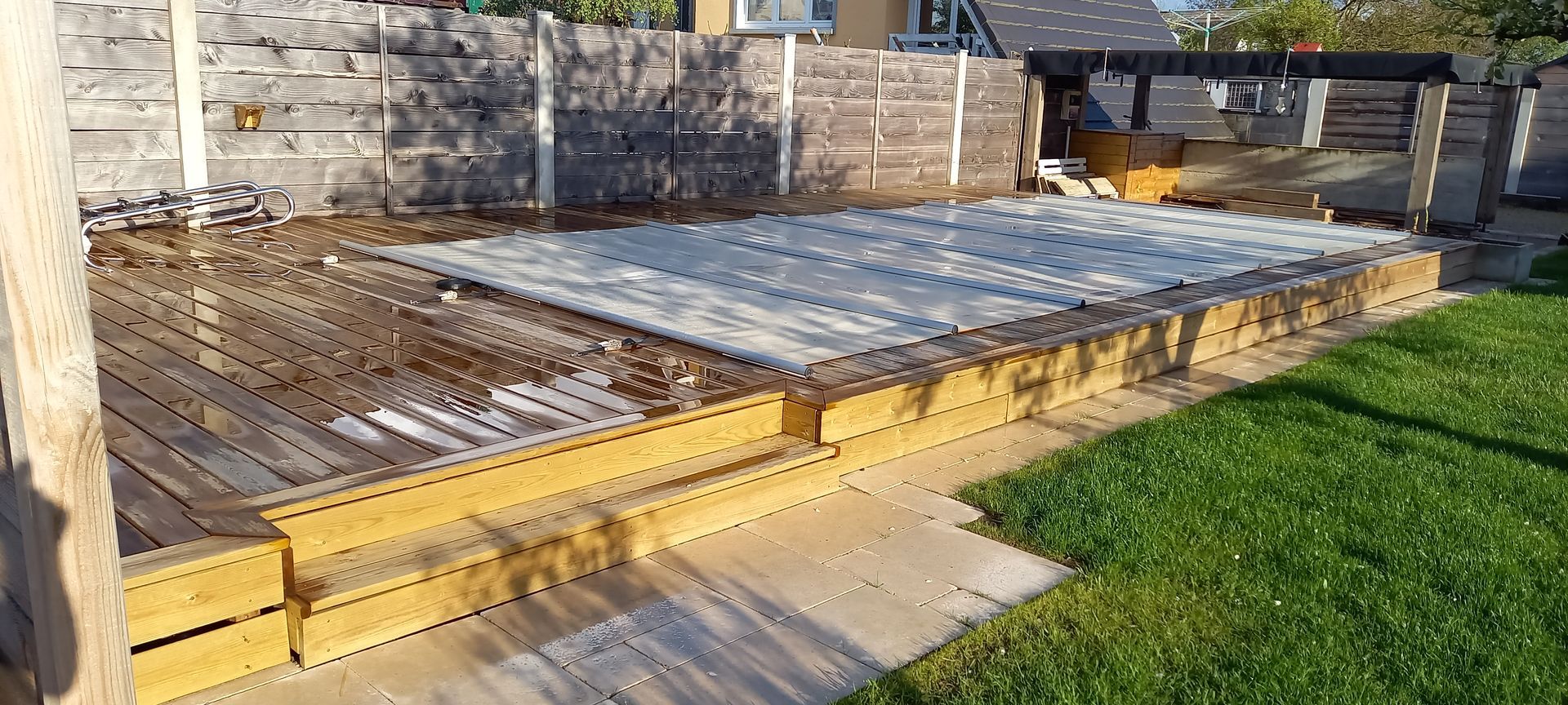 Piscine enterrée avec terrasse