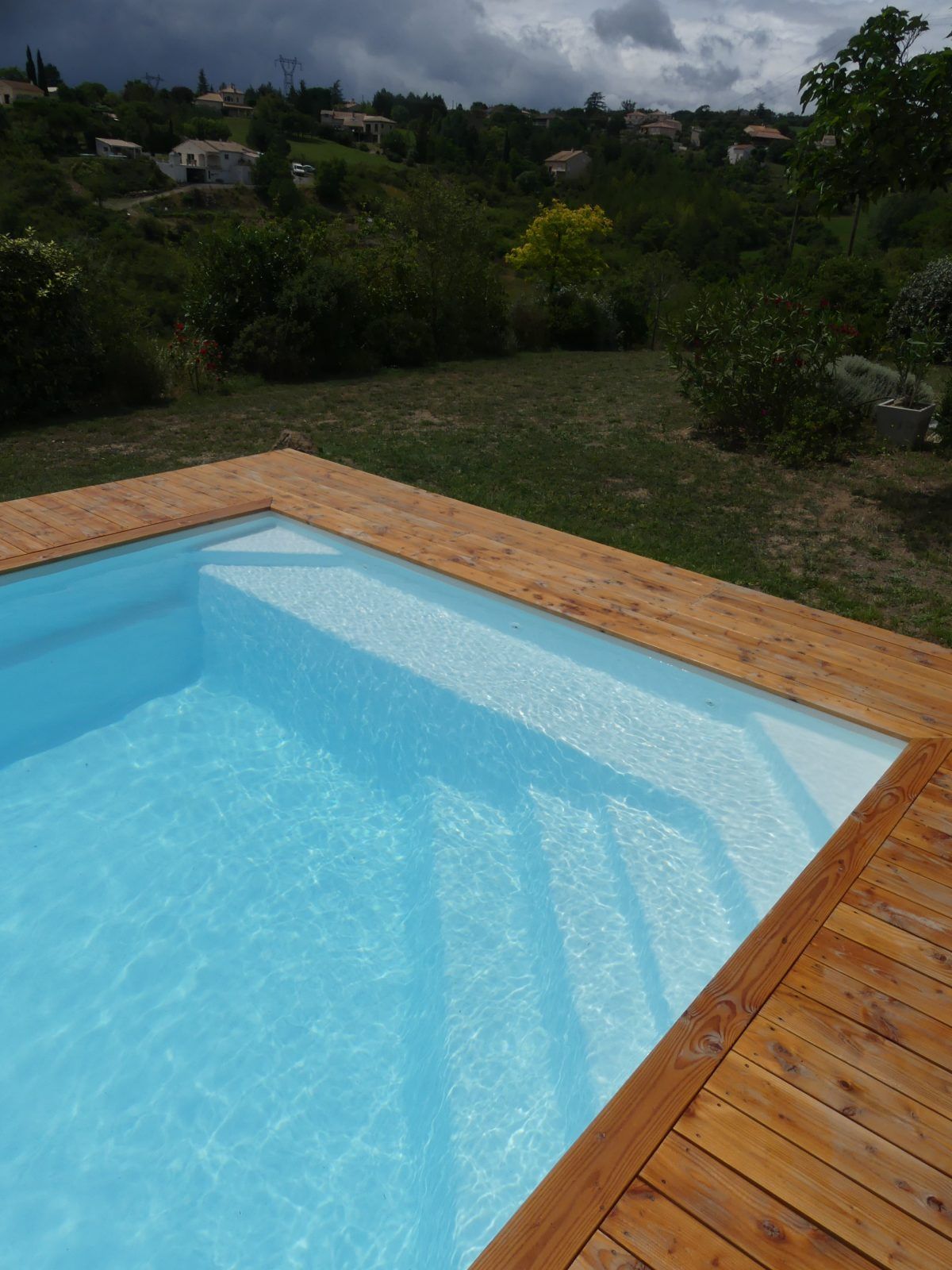 Piscine avec terrasse en bois 2