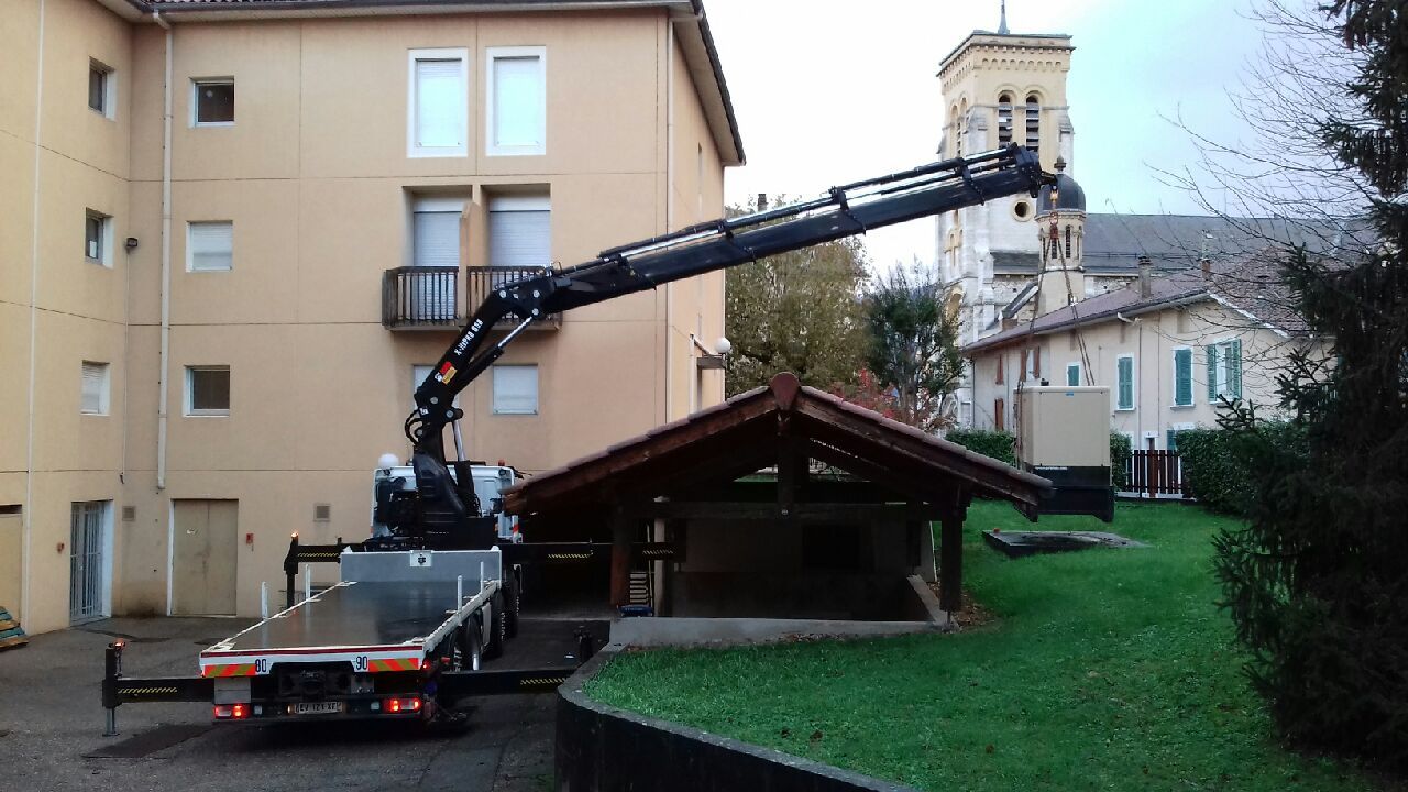 Camion avec bras monte-charge