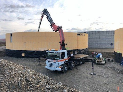 Camion réalisant un levage