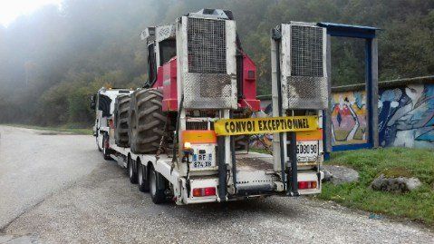 Convoi exceptionnel avec un tracteur sur un camion