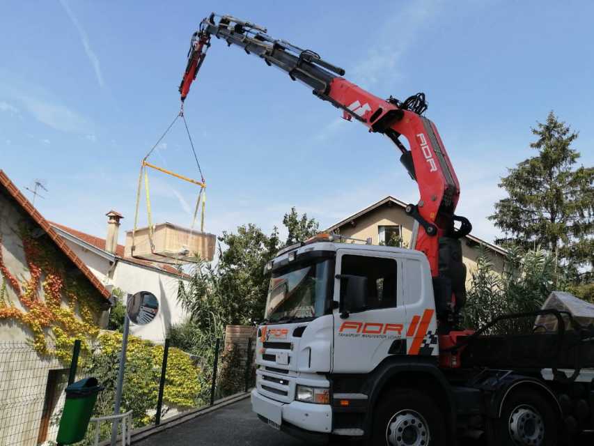 Grue qui dépose une charge lourde
