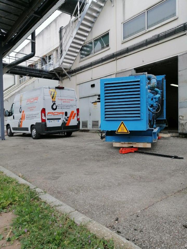 Transpalette avec un climatiseur dessus et un camion A.D.R