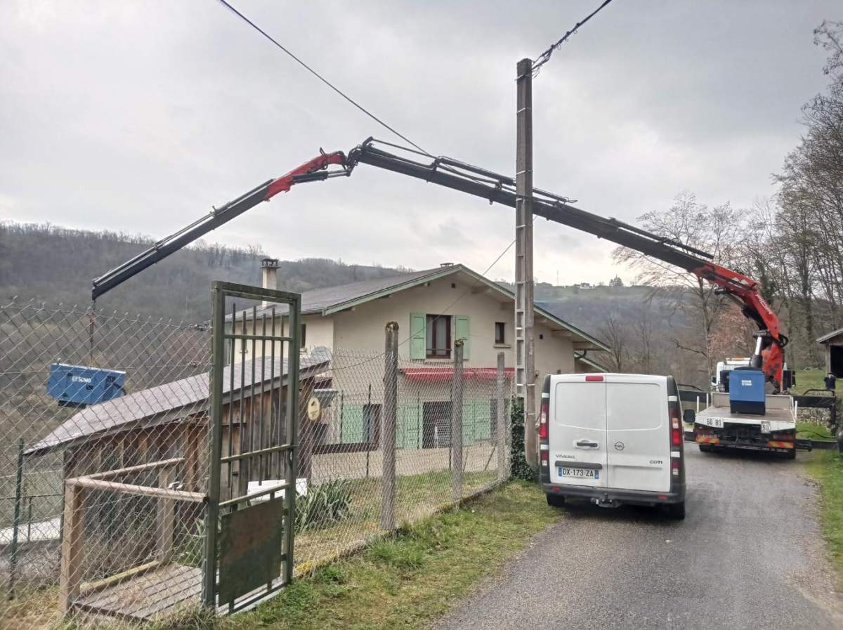 Une grue télescopique pour déposer une charge