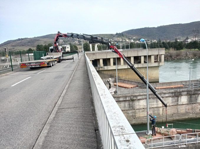 Une grue télescopique pour remonter un engin