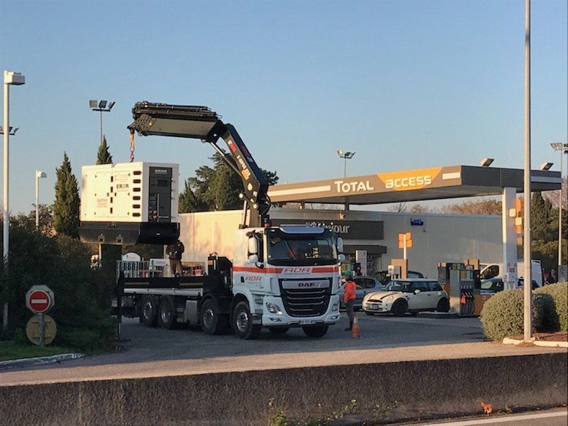 Camion avec une grue courte intégrée