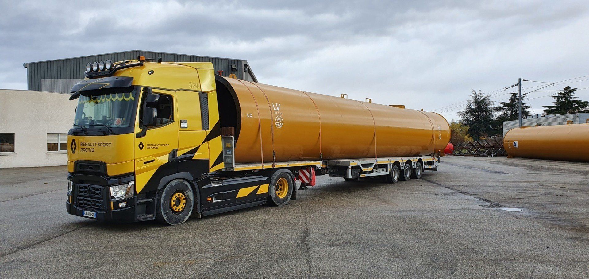 Camion avec un bras à grue replié