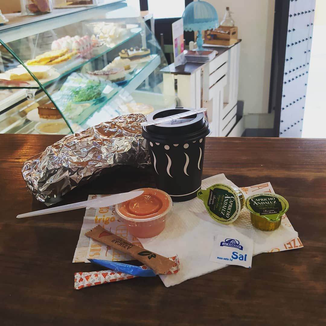 Una taza de café está sobre una servilleta sobre una mesa.