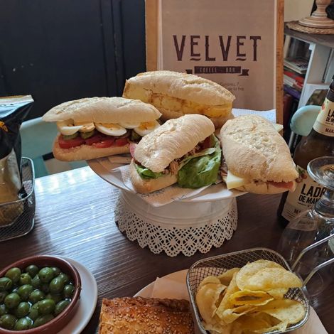 Una mesa con comida y un cartel que dice terciopelo