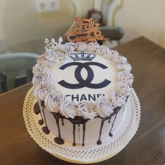 Un pastel con el logo de Chanel.