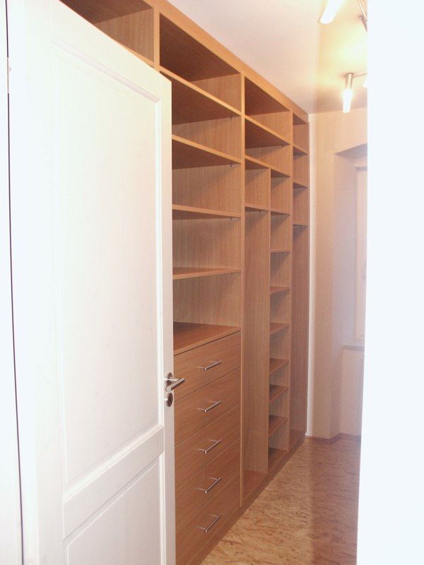 Begehbarer Schrank über Tür